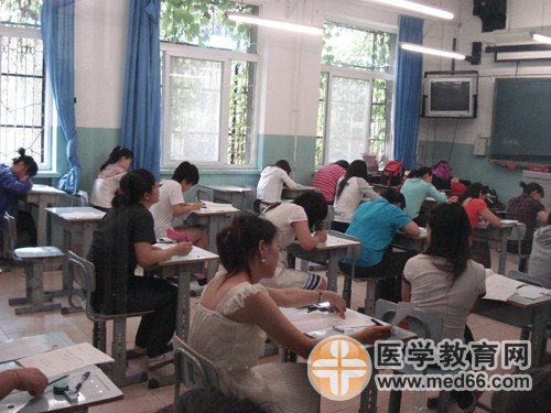衛(wèi)生資格考試開始，考生們開始答題