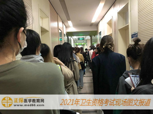 2021年衛(wèi)生資格考試現(xiàn)場報道——等待老師核驗每個人情況，進(jìn)入教室